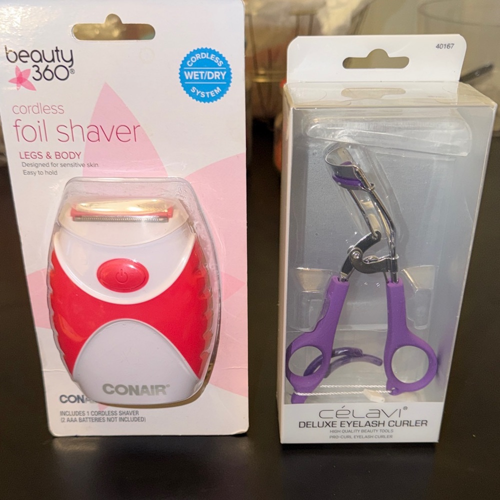 Beauty 360 Cordless Foil Shaver - Red
Eyelash curler, free black eyeliner